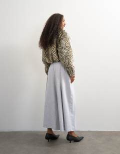 Model wearing Pleated awkward length jogger