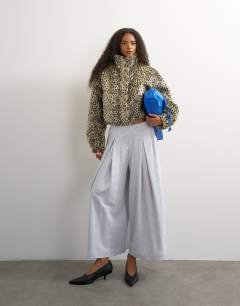 Model wearing Pleated awkward length jogger