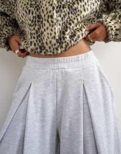 Model wearing Pleated awkward length jogger