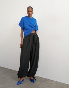 Pleated balloon trousers in black