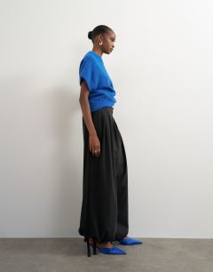 Model wearing Pleated balloon trousers in black