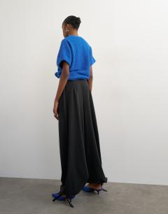 Model wearing Pleated balloon trousers in black