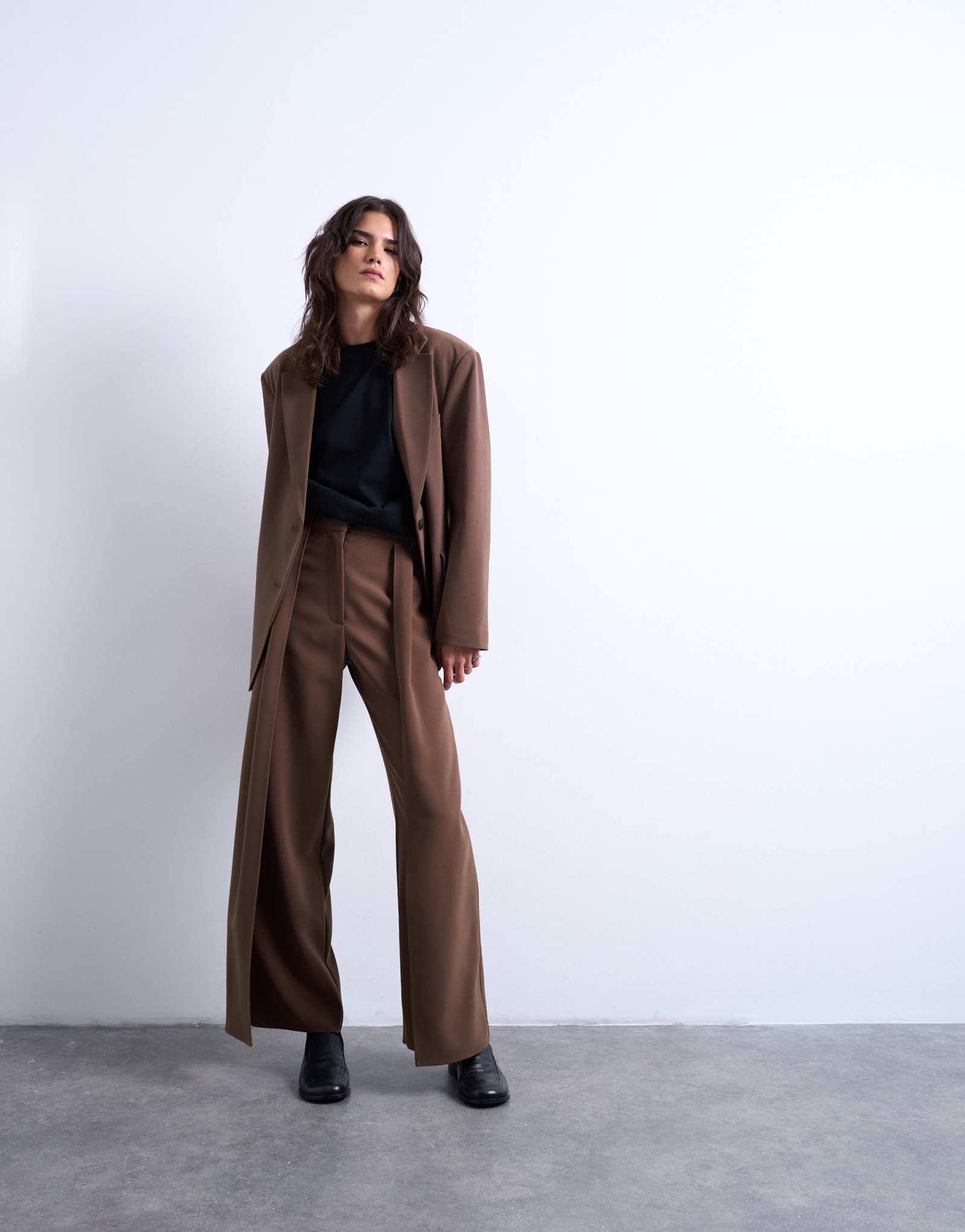 Объемные брюки-плиссировки Topshop цвета гриба - часть комплекта