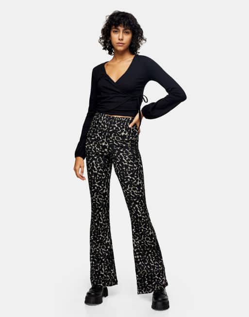 Topshop – Plisowane spodnie z rozszerzanymi nogawkami we wzór moro w kolorze khaki