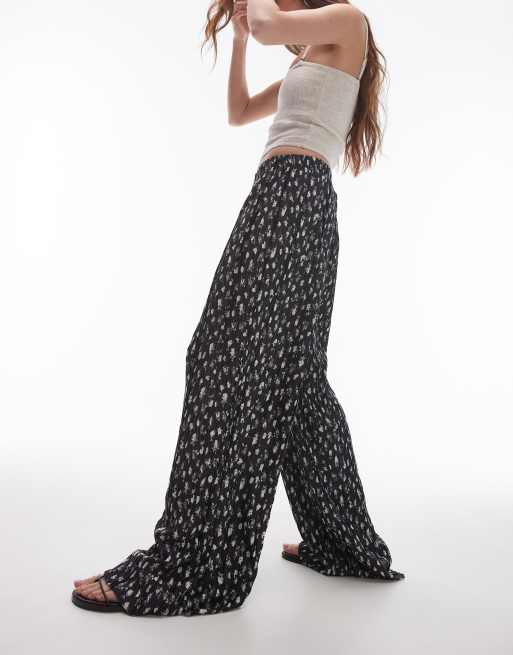 Topshop - Plissé broek met wijde pijpen van kreukelstof met fijne bloemenprint in zwart-wit