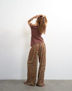 Model wearing Plisse trouser in brown animal 