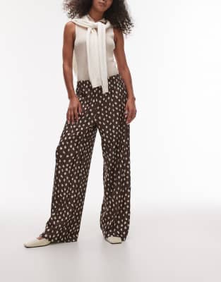 Topshop - Plissee-Hose in gepunktetem Braun mit weitem Bein