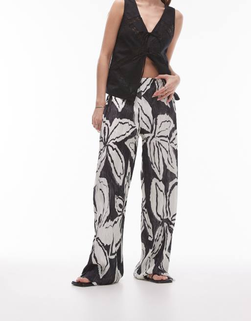 Topshop – Plissee-Hose in Schwarz-Weiß mit Knitterstruktur und Blumen-Grafikmuster