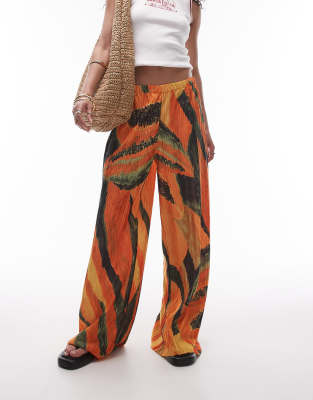 Topshop - Plissee-Hose mit Knitterstruktur und abstraktem Papaya-Print-Bunt