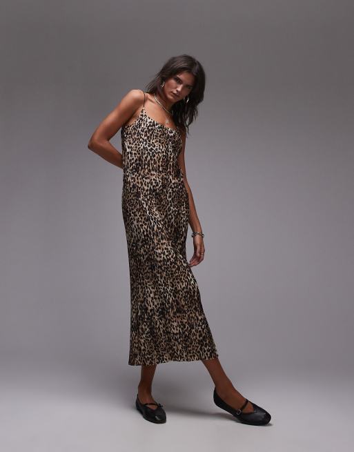 Topshop – Plissee-Midikleid mit Spaghettiträgern, Knitterstruktur und Leopardenmuster