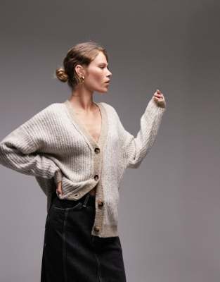 Topshop - Plissierte Boyfriend-Strickjacke aus Bouclé in Stone mit langem Schnitt-Neutral