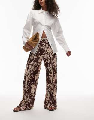 Topshop - Plissierte Hose in Braun mit abstraktem Animal-Print