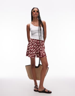 Topshop - Plissierte Shorts mit abstraktem Animal-Print in Burgunderrot mit weitem Bein