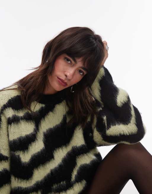 Topshop - Pluizige gebreide trui met V-hals en zebra patroon in groen