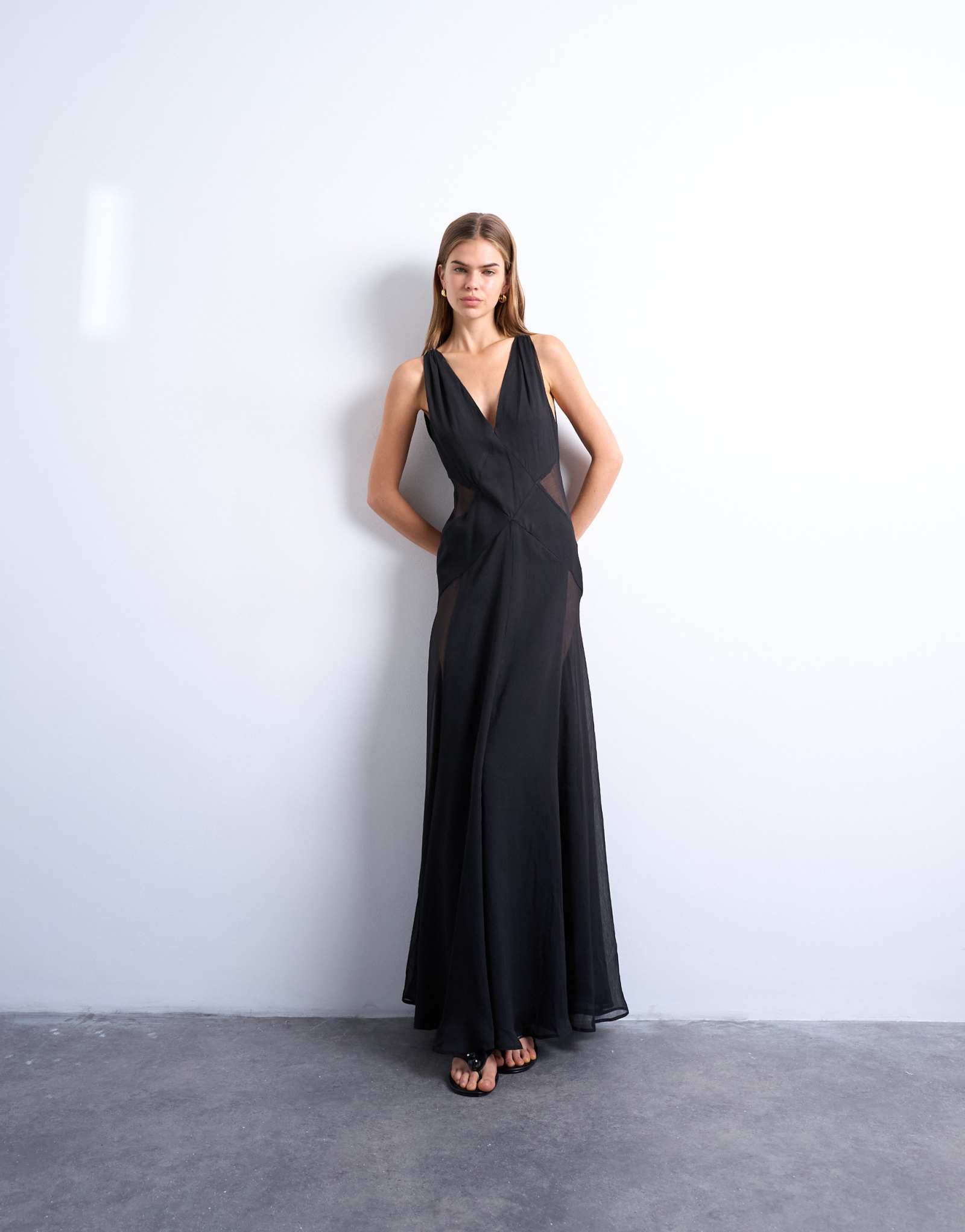 Праздничное платье Topshop с глубоким декольте и прозрачными вставками черного цвета