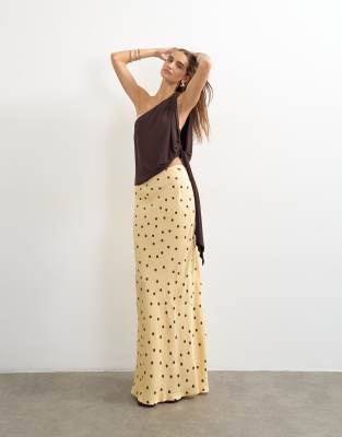 Атласная макси-юбка макси с косым вырезом в горошек от Topshop цвета сливочного масла buttermilk