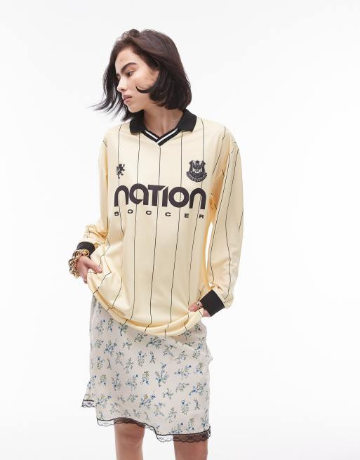 Topshop - Polo met lange mouwen en grafische Nation Soccer-print in citroengeel