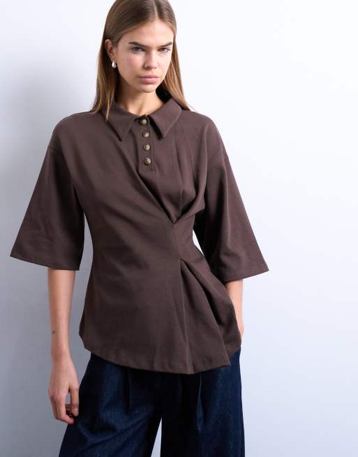 Topshop - Polo strutturata marrone cioccolato con dettaglio raccolto