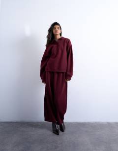Model wearing Polo sweat in burgundy