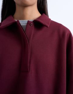 Model wearing Polo sweat in burgundy