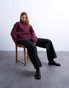 Model wearing Polo sweat in burgundy