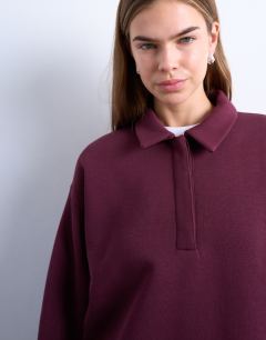 Model wearing Polo sweat in burgundy