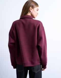 Model wearing Polo sweat in burgundy