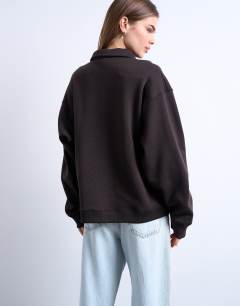 Model wearing Polo sweat in dark chocolate