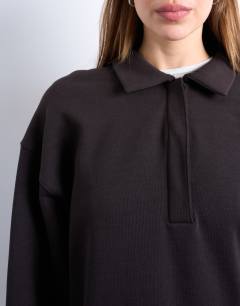 Model wearing Polo sweat in dark chocolate