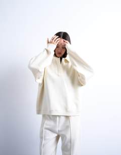 Model wearing Polo sweat in ecru