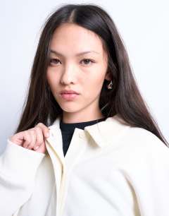 Model wearing Polo sweat in ecru