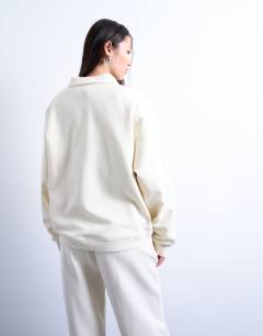Model wearing Polo sweat in ecru
