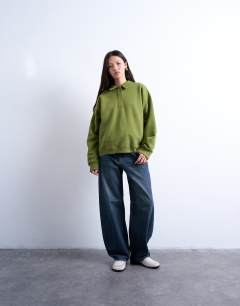 Model wearing Polo sweat in green