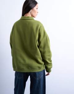 Model wearing Polo sweat in green