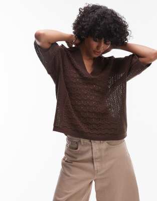 Topshop - Polo-Top aus offenmaschigem Strick in Schokobraun