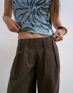 Model wearing Poplin balloon trouser in chocolate