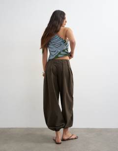 Model wearing Poplin balloon trouser in chocolate