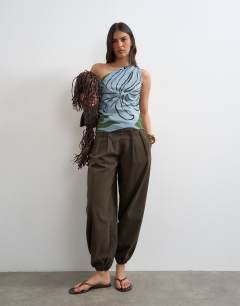 Model wearing Poplin balloon trouser in chocolate