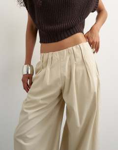 Model wearing Poplin balloon trouser in cream