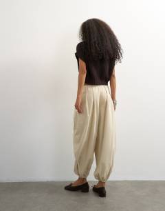 Model wearing Poplin balloon trouser in cream