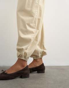 Model wearing Poplin balloon trouser in cream