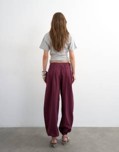 Model wearing Poplin balloon trouser in fig