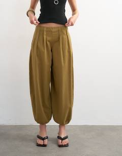Model wearing Poplin balloon trouser in khaki