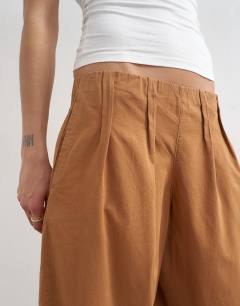 Model wearing Poplin balloon trouser in tan