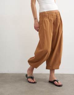Model wearing Poplin balloon trouser in tan