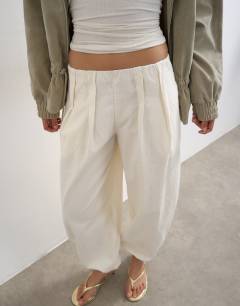 Model wearing Poplin balloon trouser in white