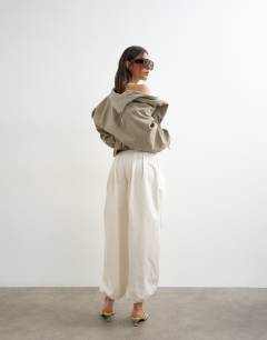 Model wearing Poplin balloon trouser in white