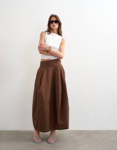 Model wearing Poplin barrel seamed maxi skirt in chocolate
