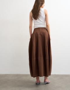 Model wearing Poplin barrel seamed maxi skirt in chocolate