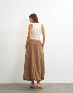 Model wearing Poplin bubble hem maxi skirt in chocolate stripe